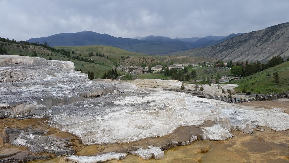 yellowstone national park mammoth hot springs