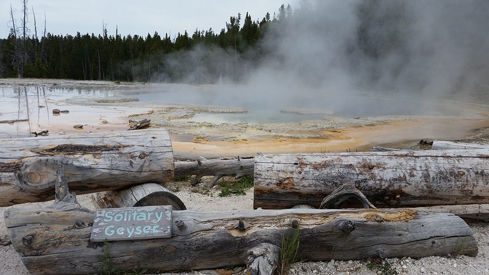 yellowstone national park solitary geyser